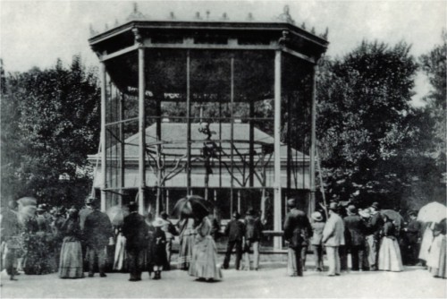 Der Affenkäfig des Tiergartens Schönbrunn im Jahr 1898. Der Zoo in Wien gilt als der älteste der Welt.